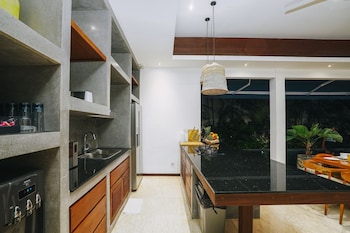 frangipani villa jingga at berawa