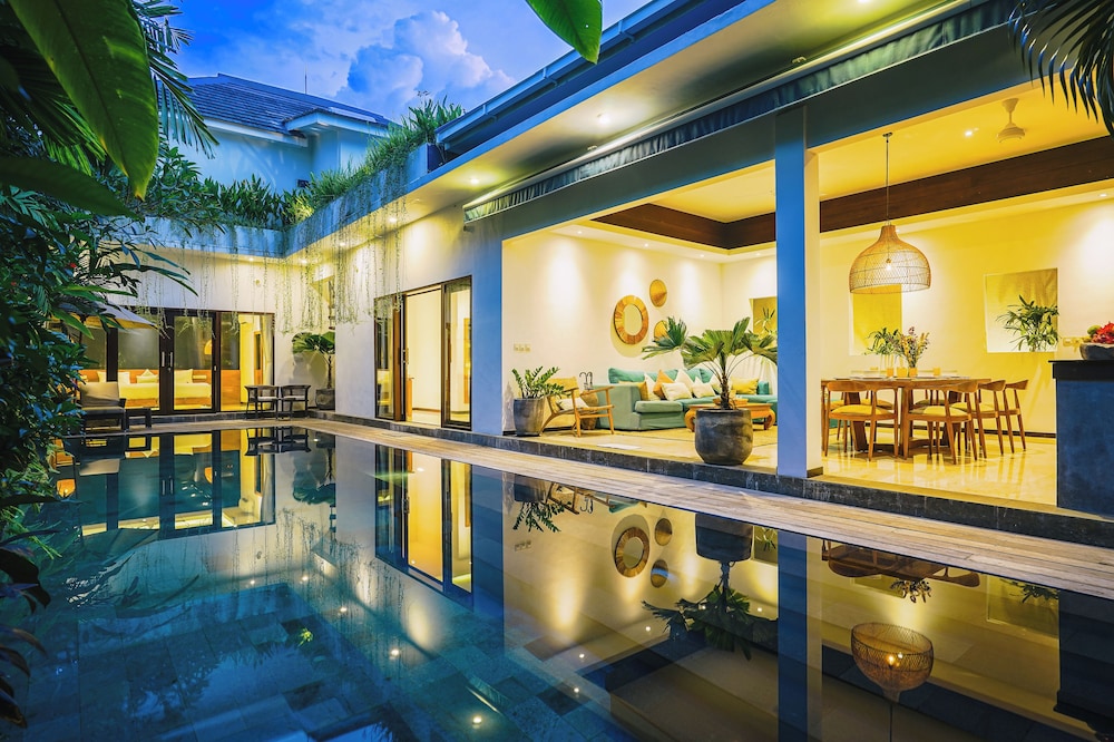 frangipani villa jingga at berawa