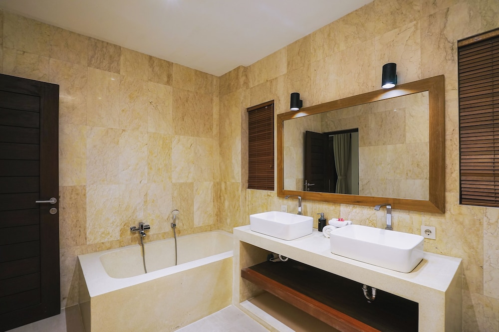 frangipani villa jingga at berawa