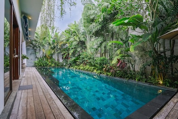 frangipani villa jingga at berawa