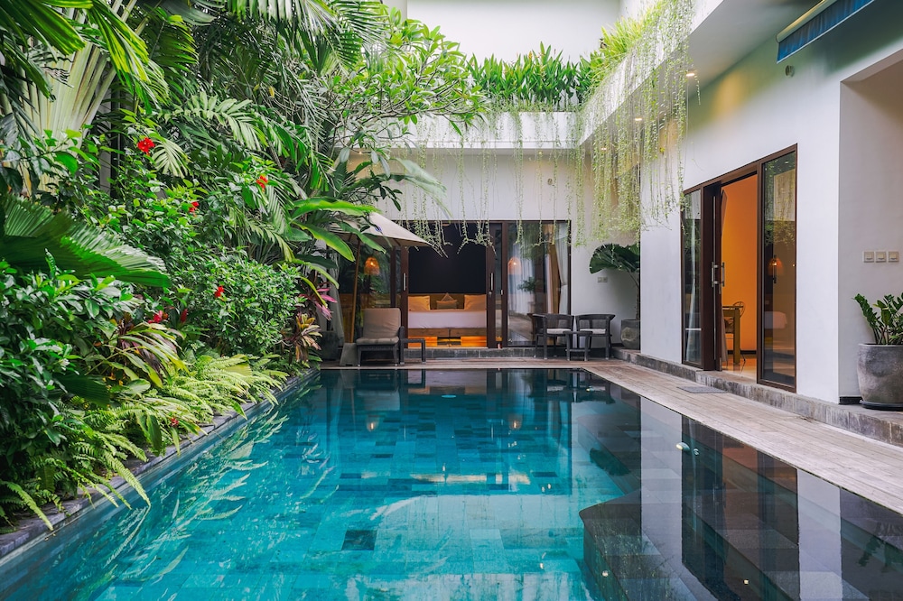 frangipani villa jingga at berawa