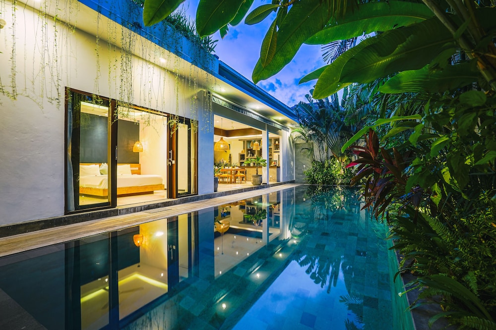 frangipani villa jingga at berawa