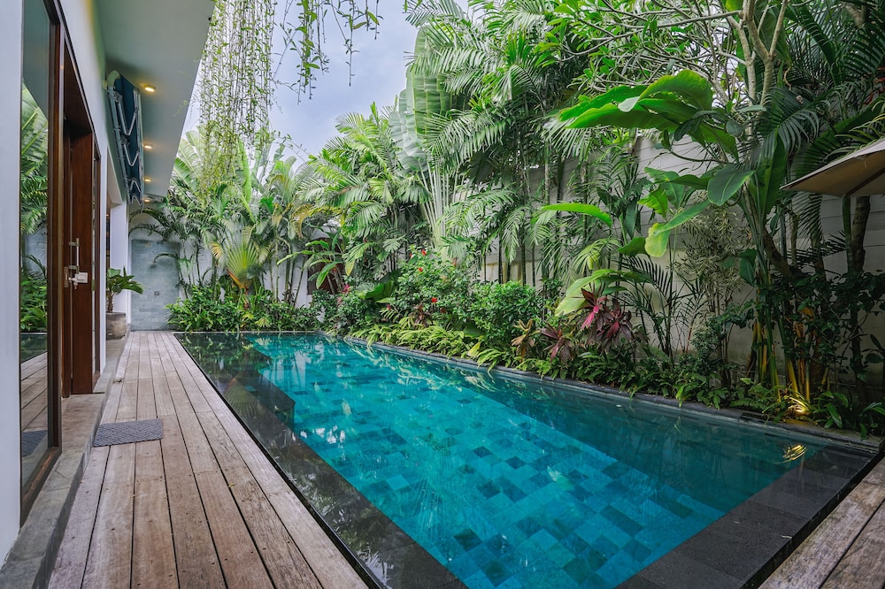 frangipani villa jingga at berawa