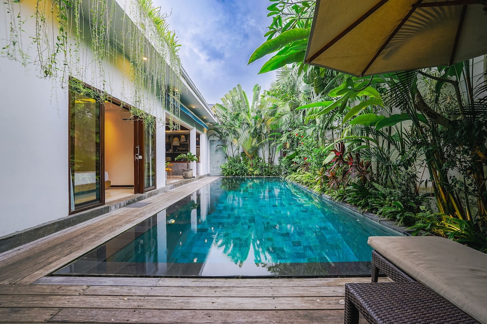 frangipani villa jingga at berawa