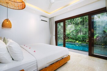 frangipani villa jingga at berawa