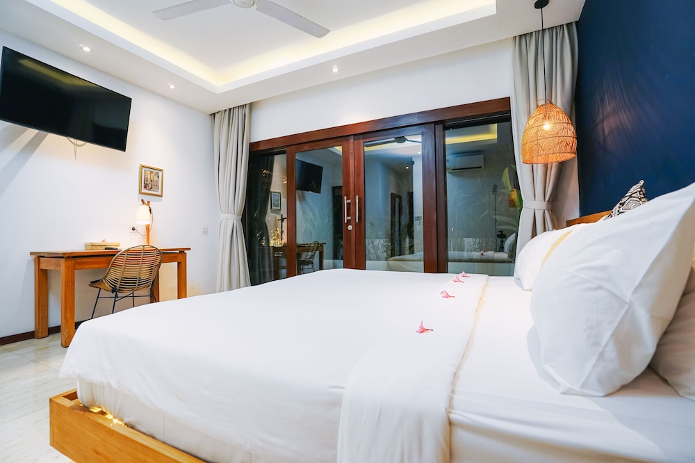 frangipani villa jingga at berawa