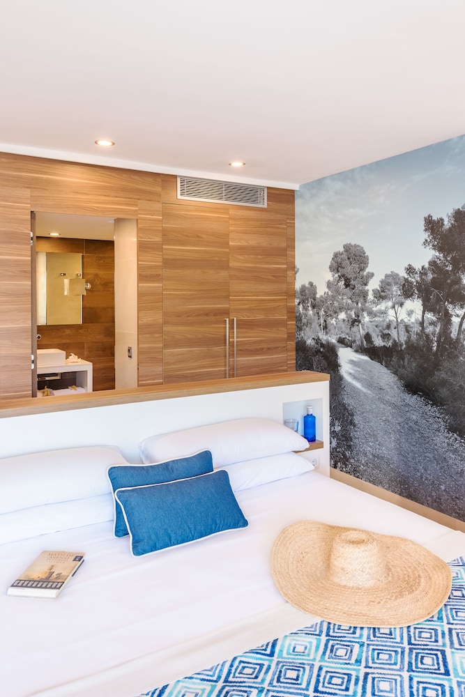 bahia suites camp de mar