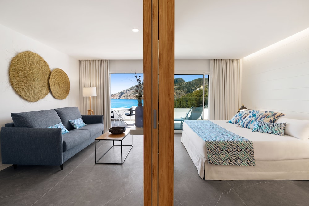 bahia suites camp de mar