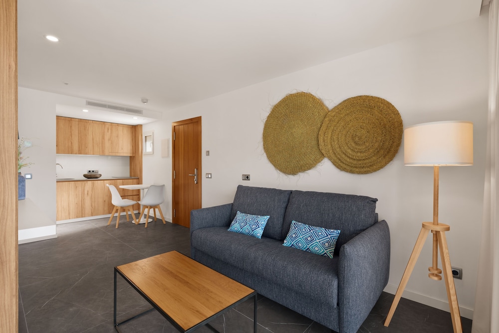 bahia suites camp de mar