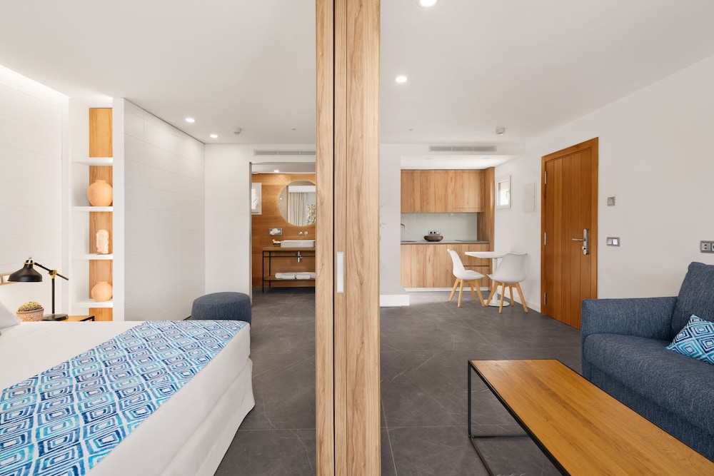 bahia suites camp de mar