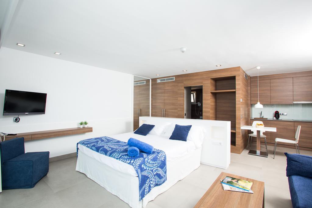 bahia suites camp de mar