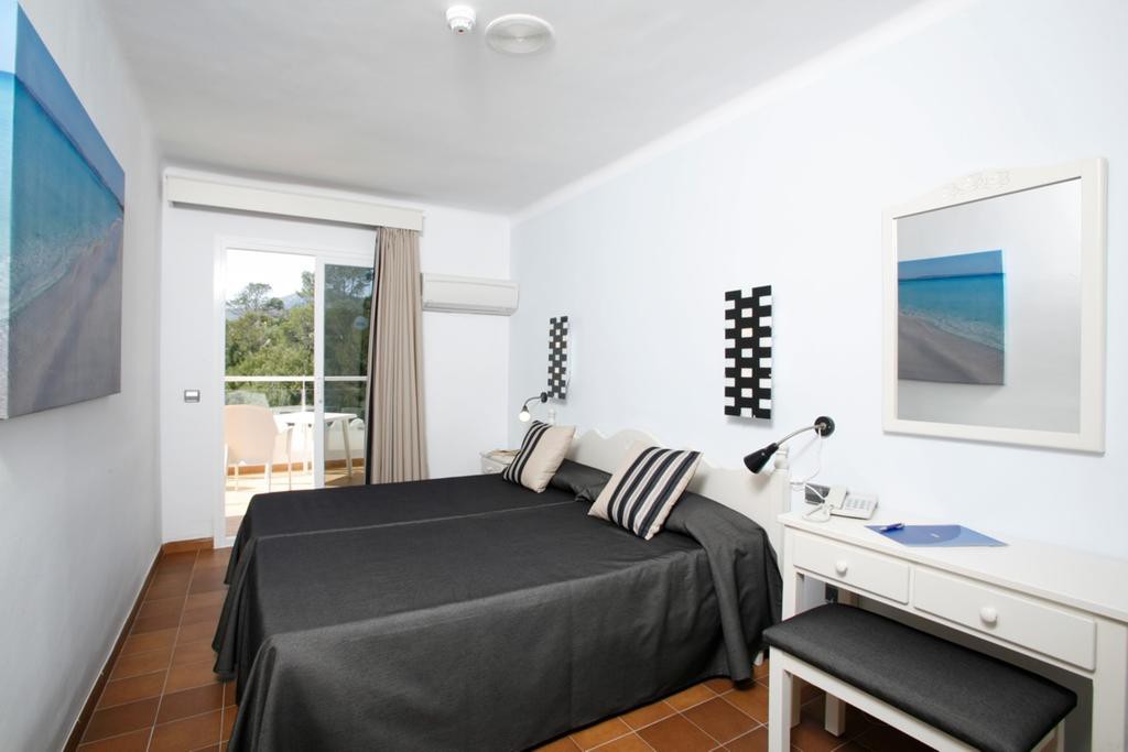 bahia suites camp de mar