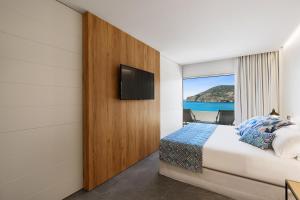 bahia suites camp de mar