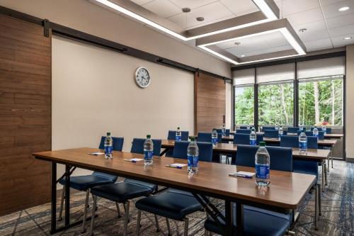 holiday inn express and suites rhinelander an ihg hotel