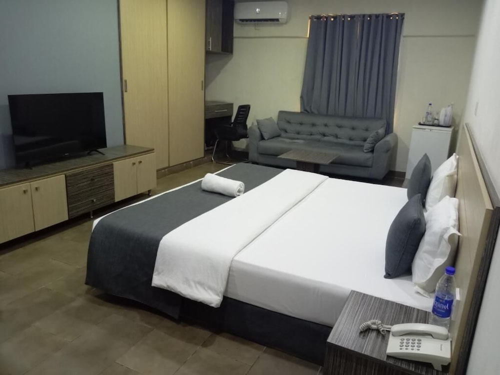 cate house and apartment