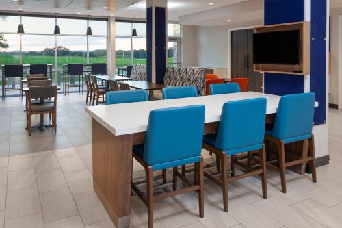 holiday inn express reedsburg dells area an ihg hotel