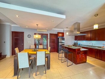 beautiful 2 br apartment with bbq