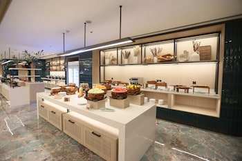 vivere hotel artotel curated