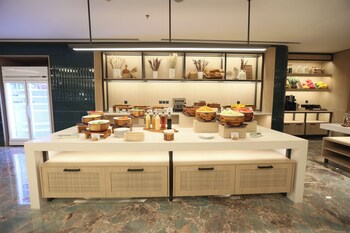 vivere hotel artotel curated