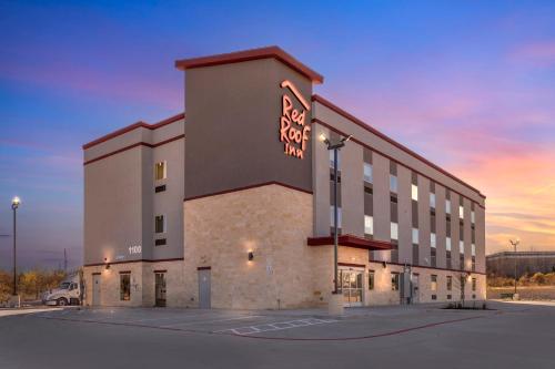 red roof inn hutchins