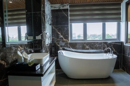 royal duong noi hotel