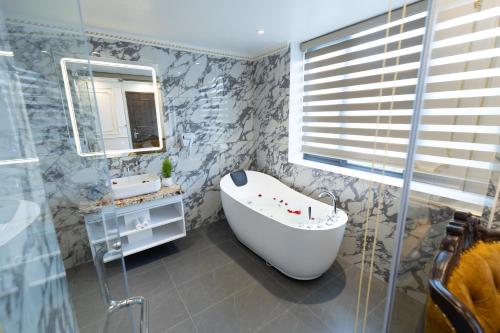 royal duong noi hotel