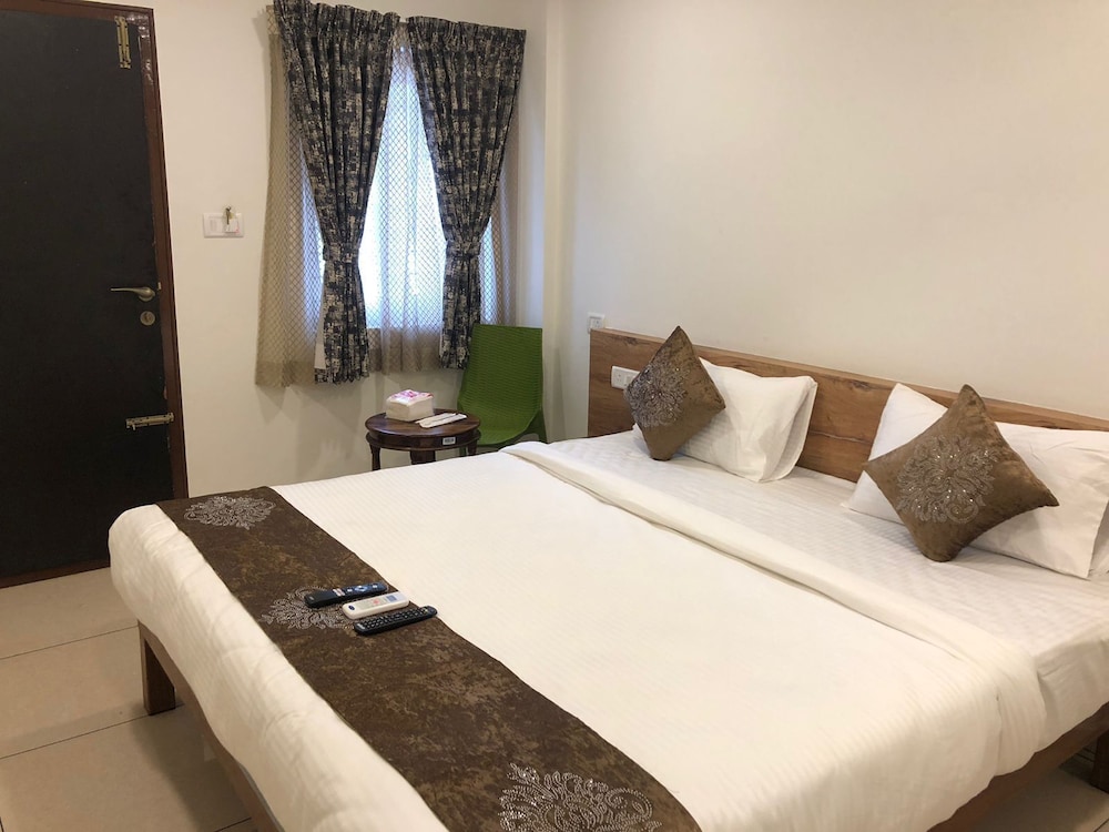 hotel amulya regency near kempegowda international airport