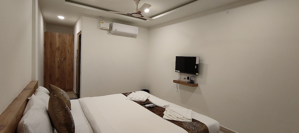hotel amulya regency near kempegowda international airport