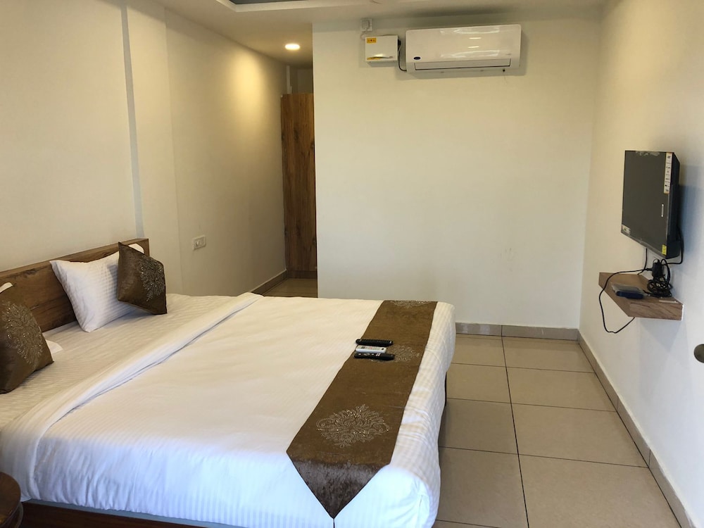 hotel amulya regency near kempegowda international airport