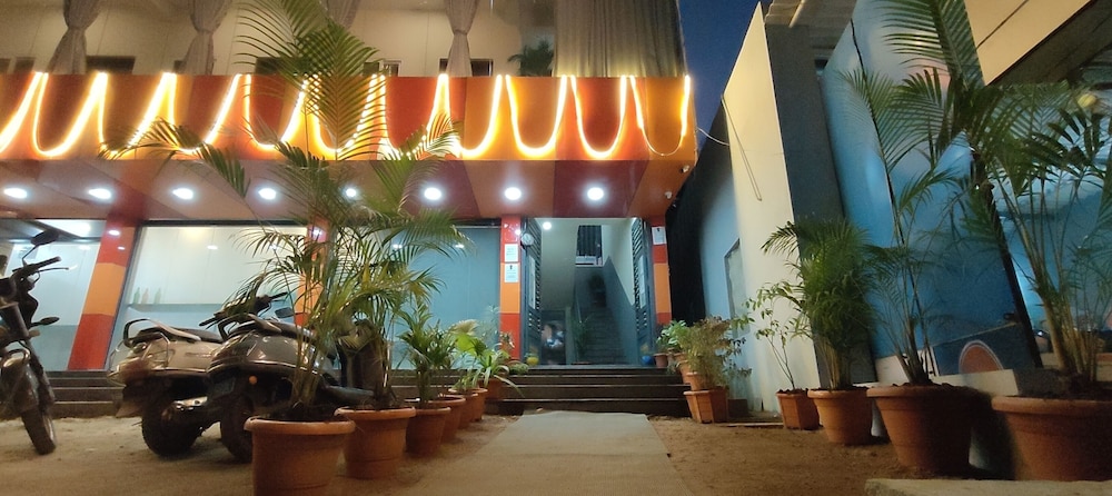 hotel amulya regency near kempegowda international airport