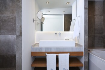 lichnos beach hotel and suites