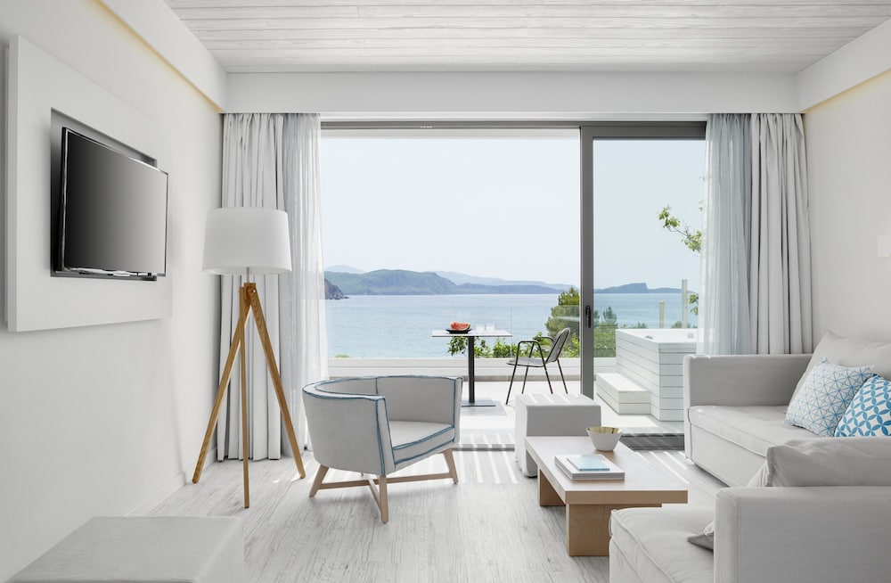 lichnos beach hotel and suites