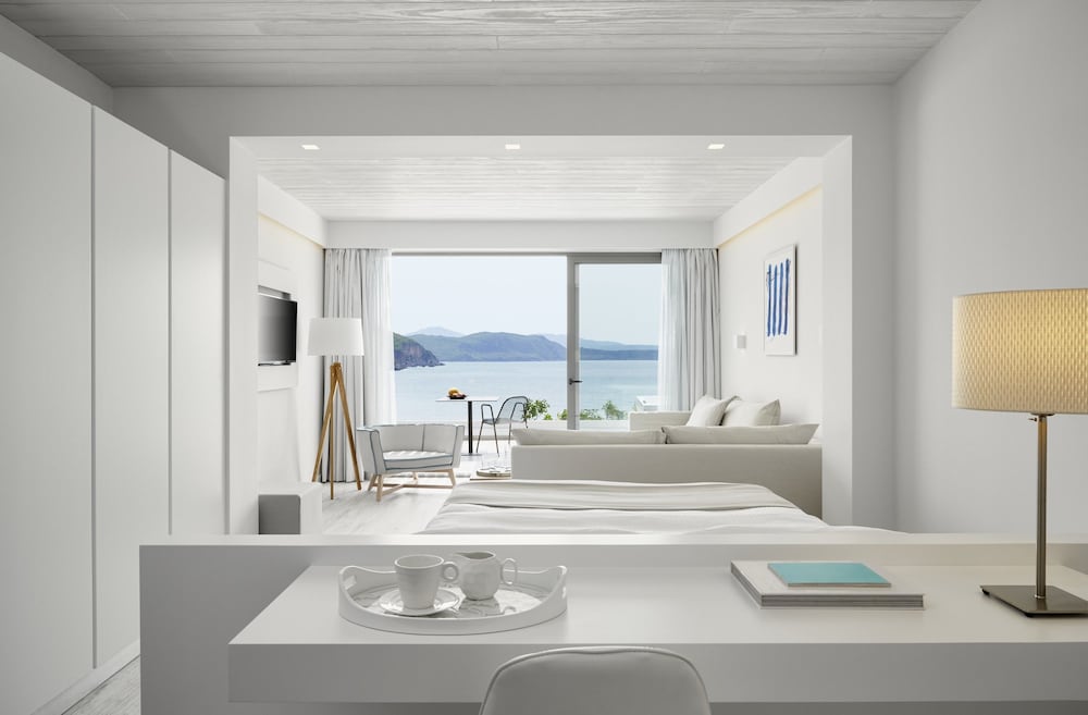 lichnos beach hotel and suites