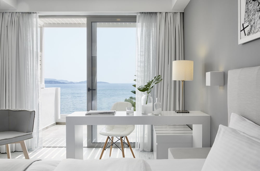 lichnos beach hotel and suites