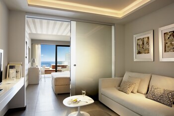 lichnos beach hotel and suites