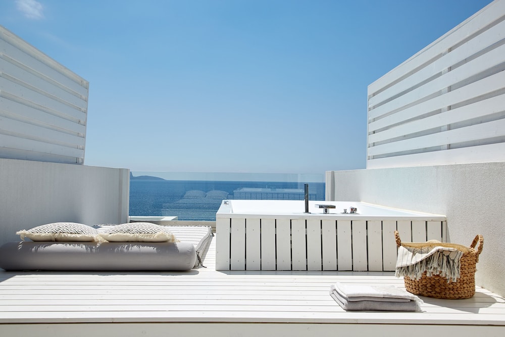 lichnos beach hotel and suites