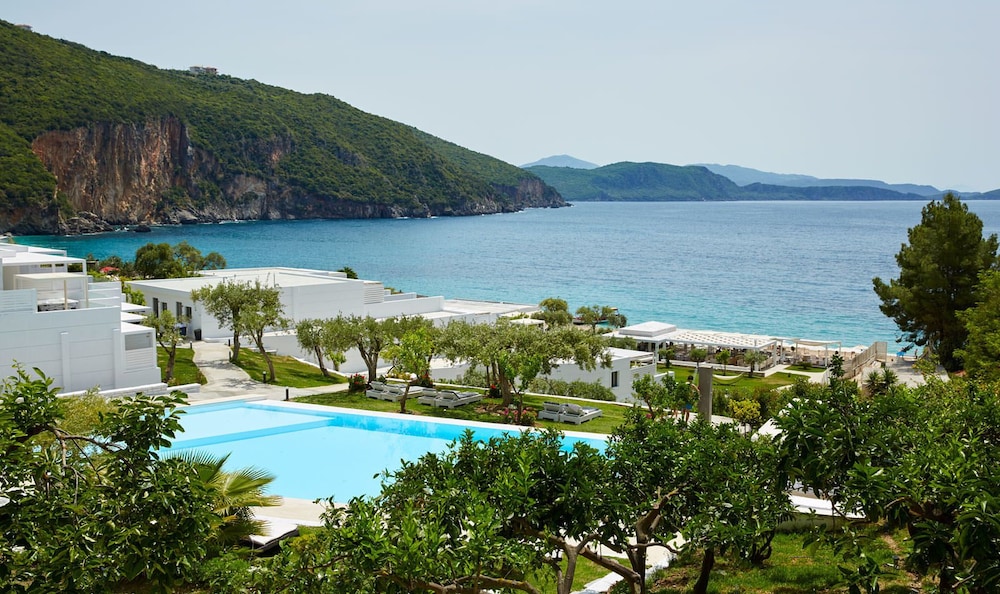 lichnos beach hotel and suites