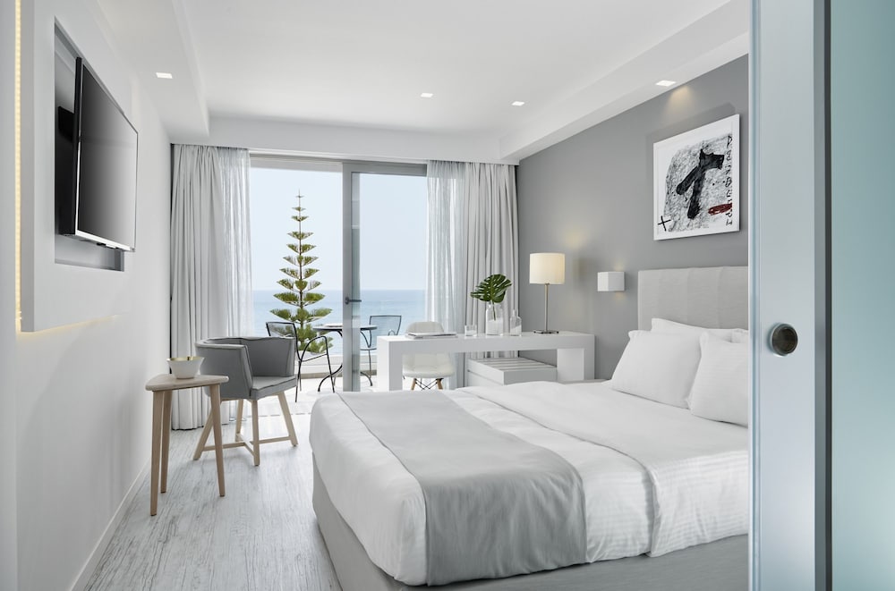 lichnos beach hotel and suites