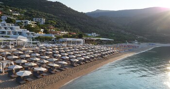 lichnos beach hotel and suites