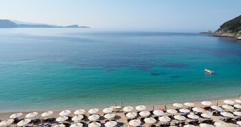 lichnos beach hotel and suites