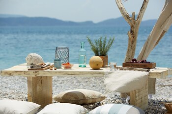 lichnos beach hotel and suites