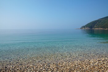 lichnos beach hotel and suites