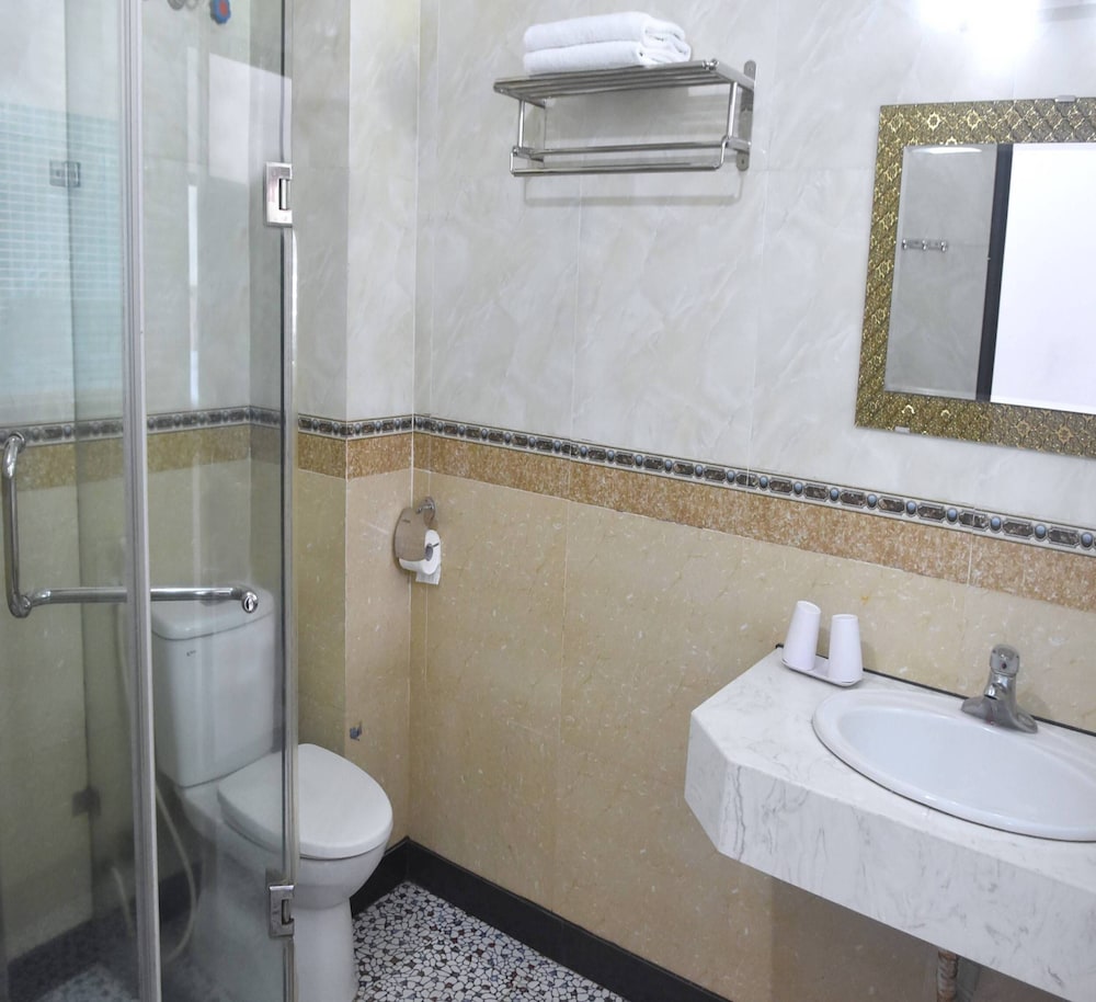 thanh hang hotel near emerald my dinh