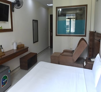 thanh hang hotel near emerald my dinh