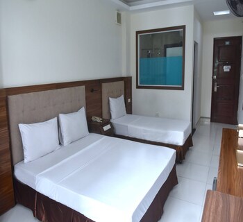 thanh hang hotel near emerald my dinh