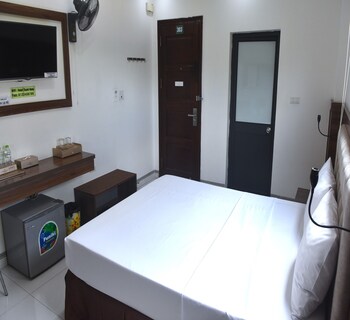 thanh hang hotel near emerald my dinh