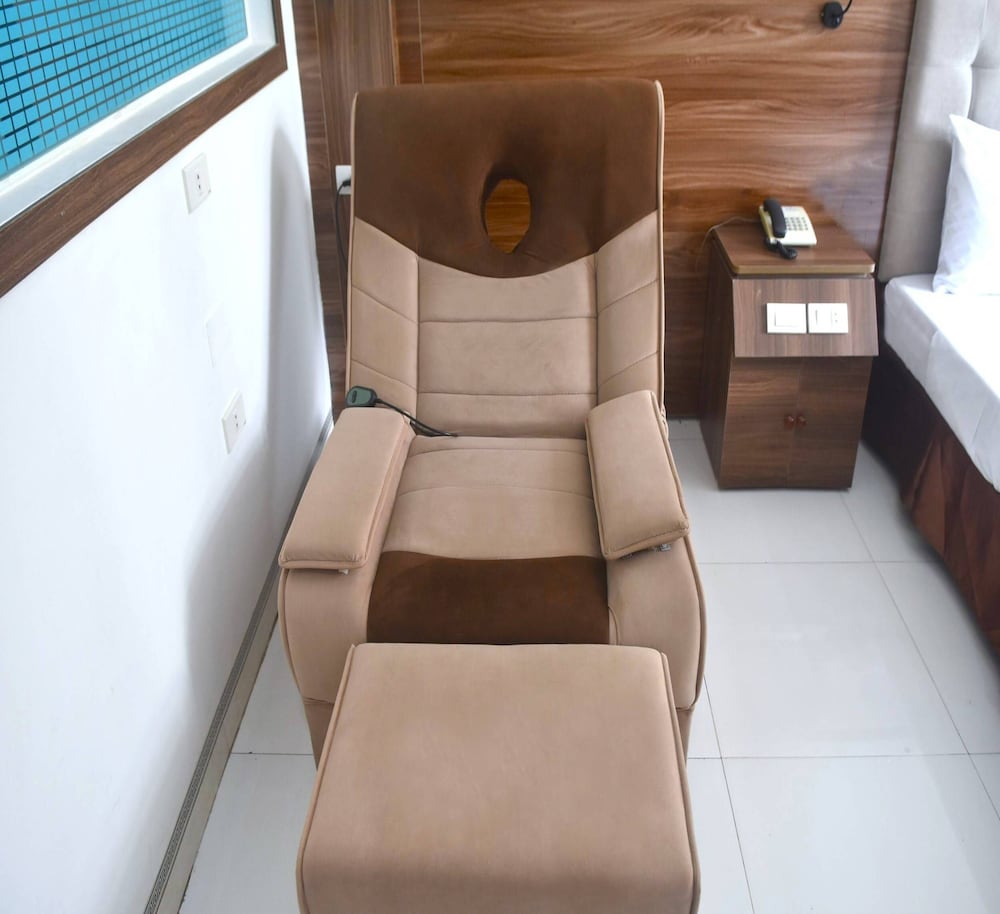 thanh hang hotel near emerald my dinh