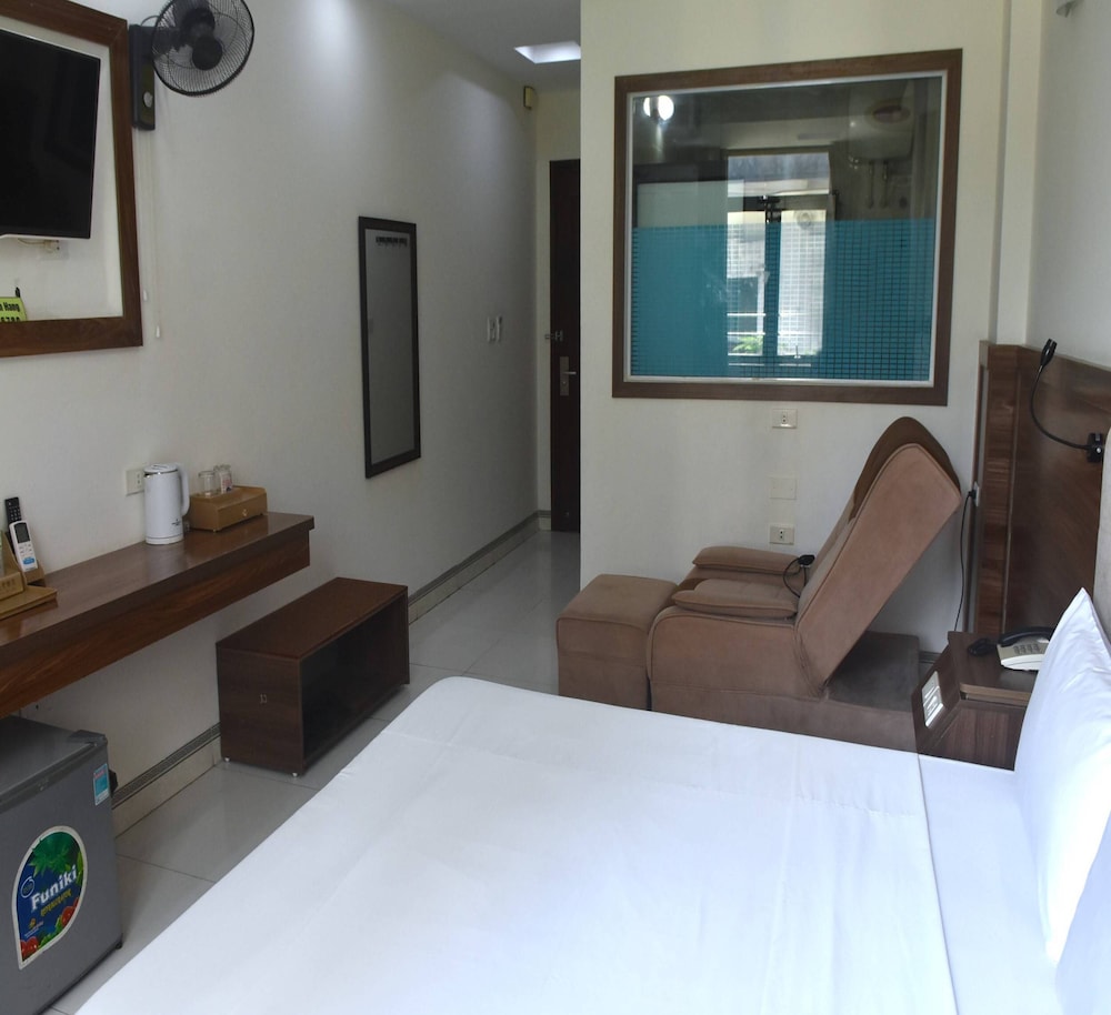 thanh hang hotel near emerald my dinh