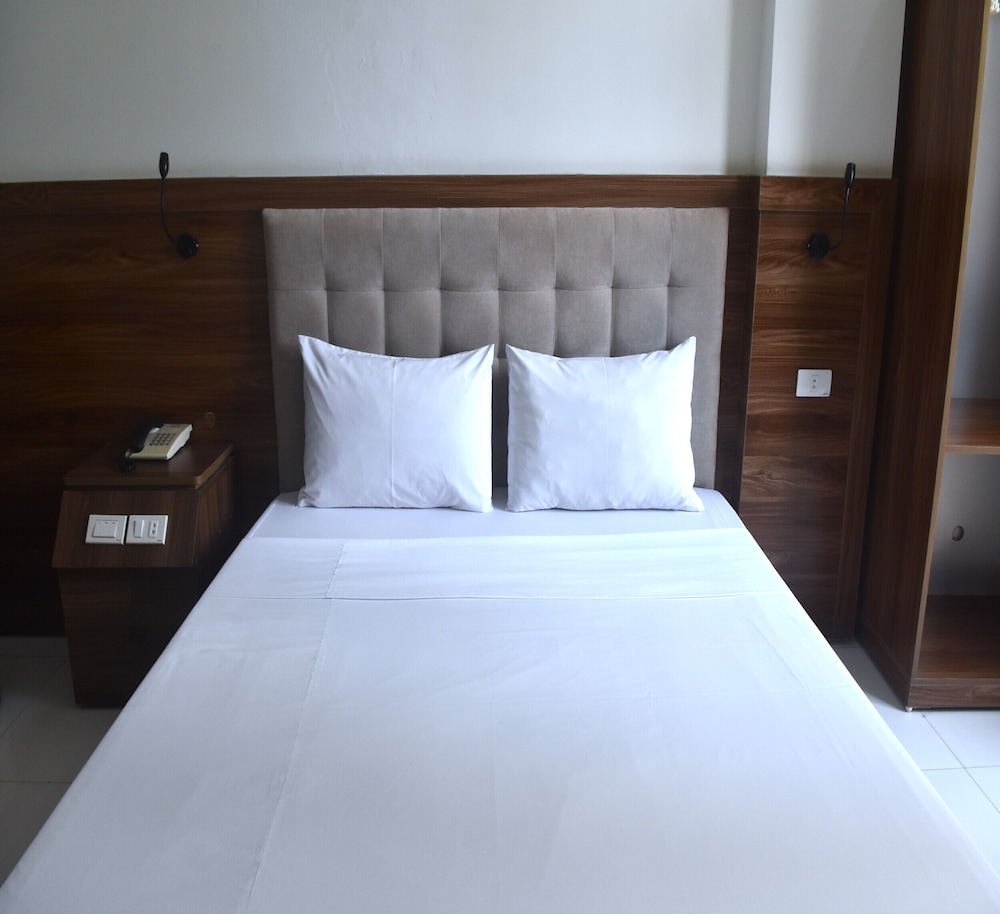 thanh hang hotel near emerald my dinh