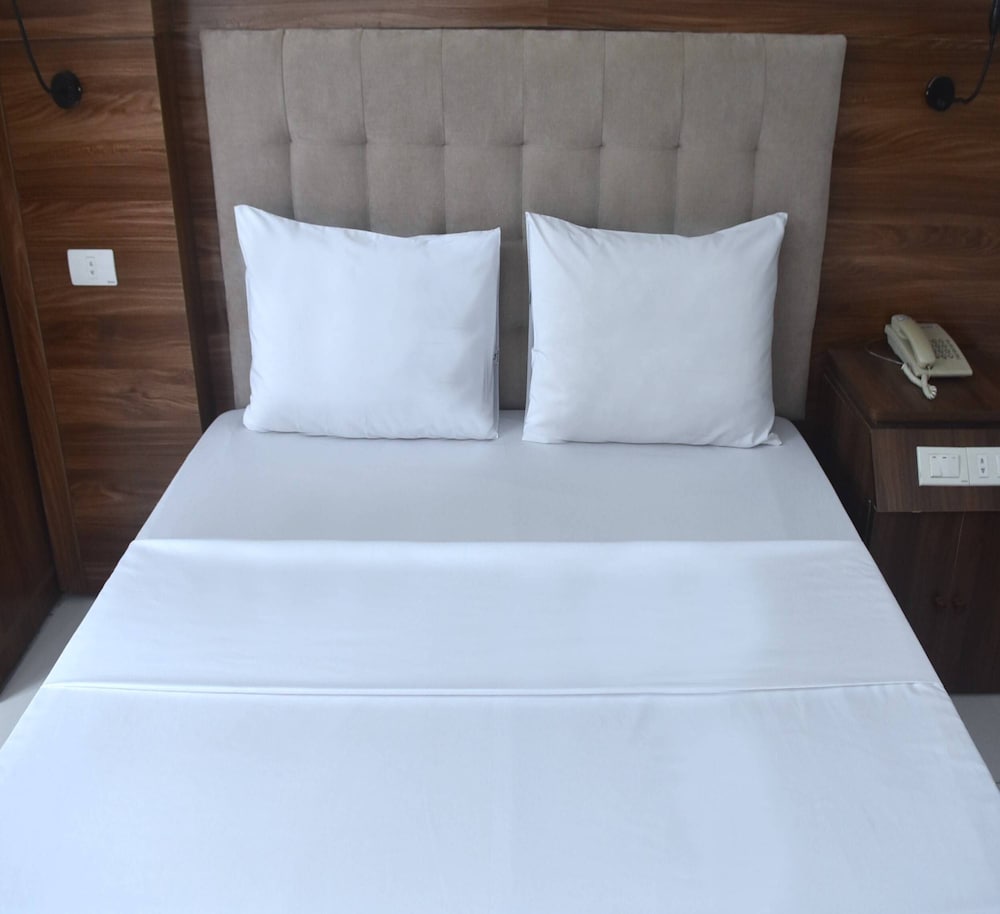 thanh hang hotel near emerald my dinh